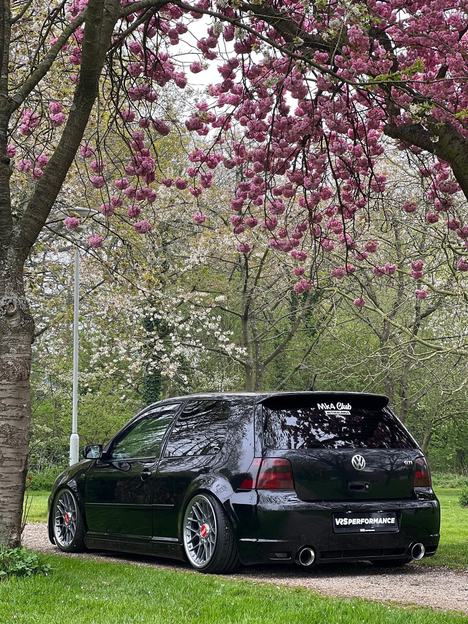 Zwarte Volkswagen Golf IV, verlaagd en op maat afgesteld door VRS Performance