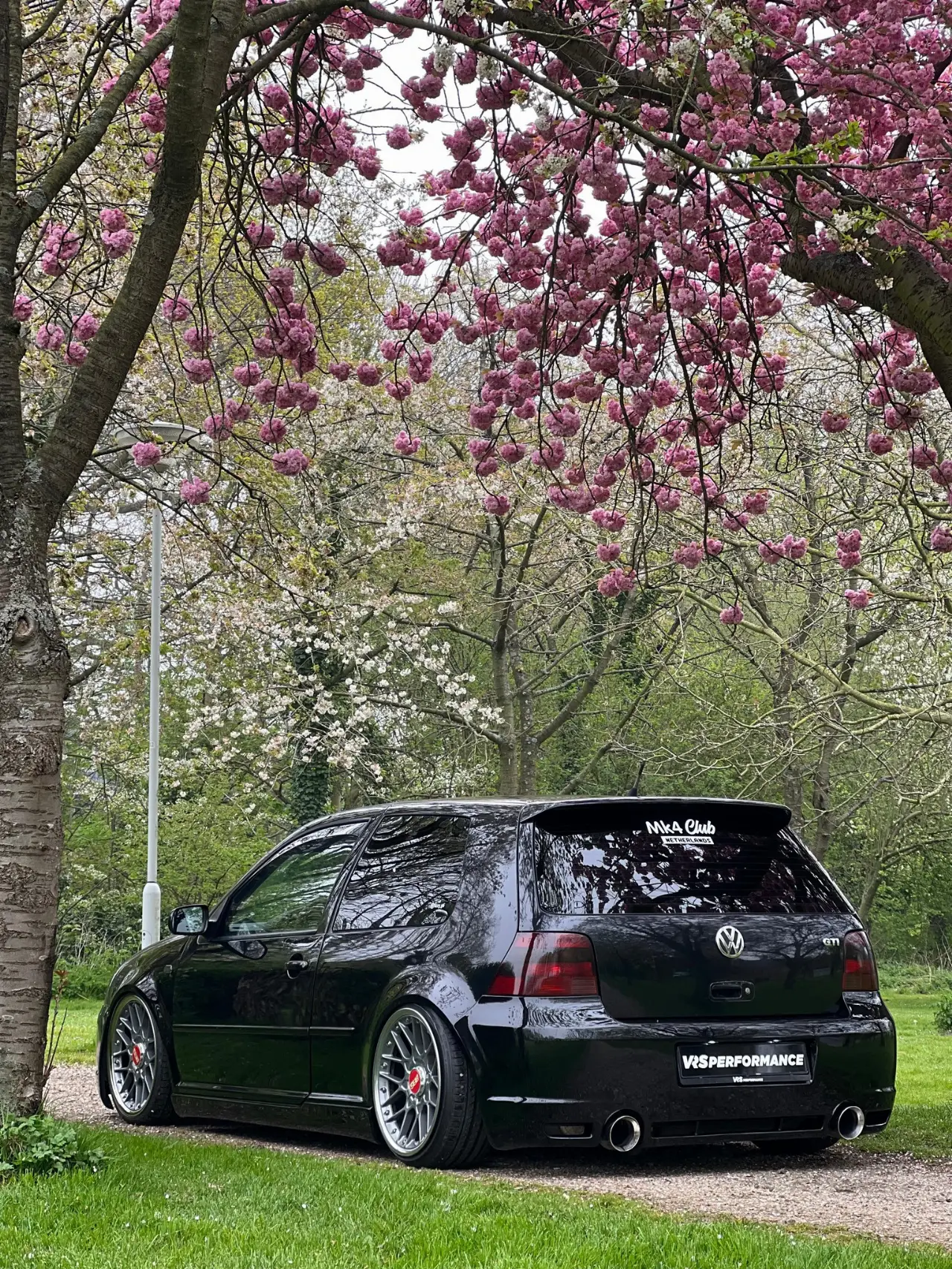 Zwarte Volkswagen Golf IV, verlaagd en op maat afgesteld door VRS Performance
