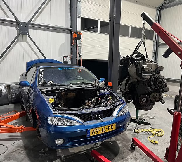 Motorwissel in de werkplaats van VRS Performance, motorblok aan de takel