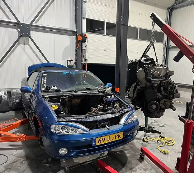 Motorwissel in de werkplaats van VRS Performance, motorblok aan de takel