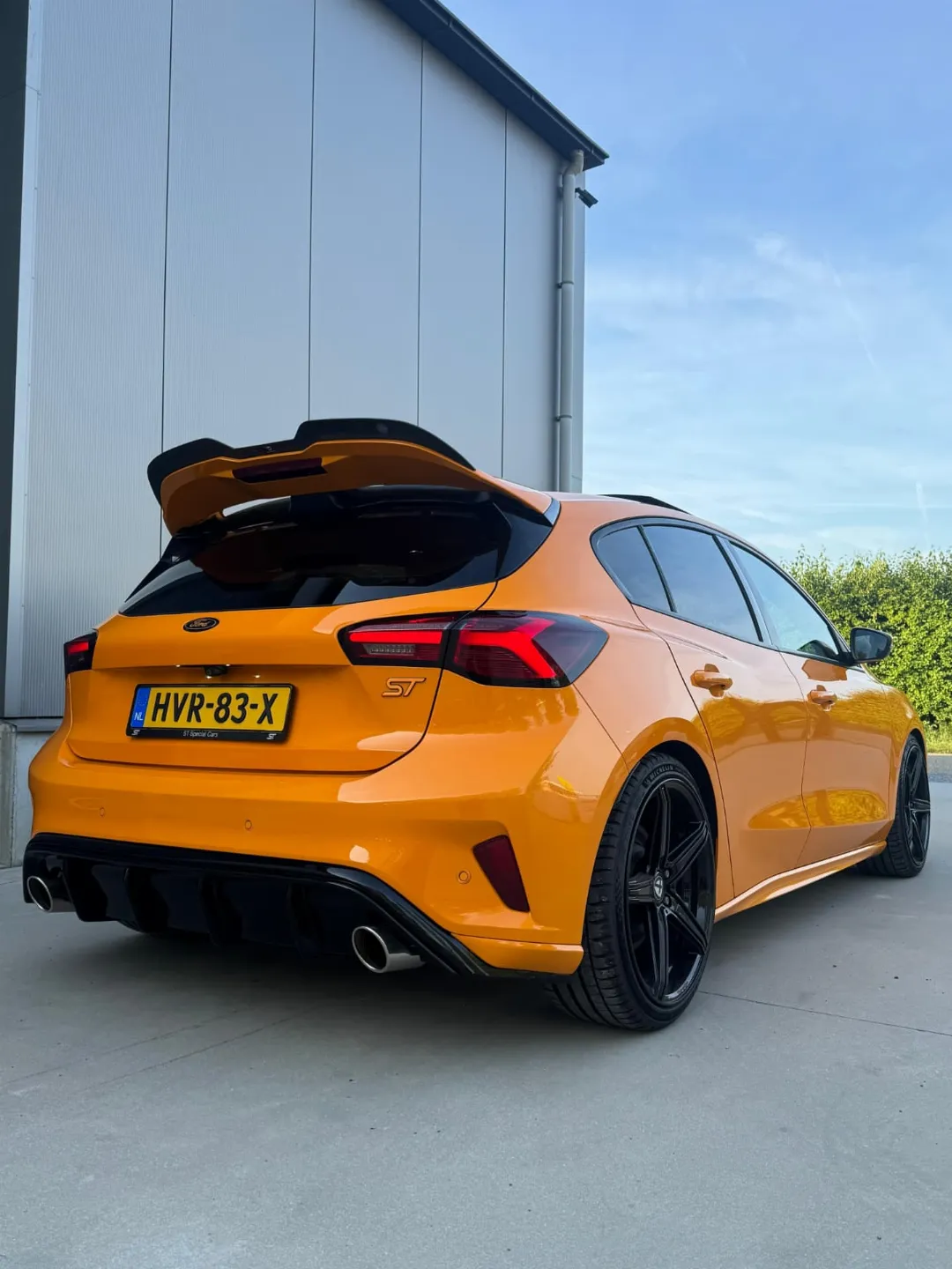 Oranje Ford Focus ST met dakspoiler, diffuser en zwarte velgen bij VRS Performance in Hulst