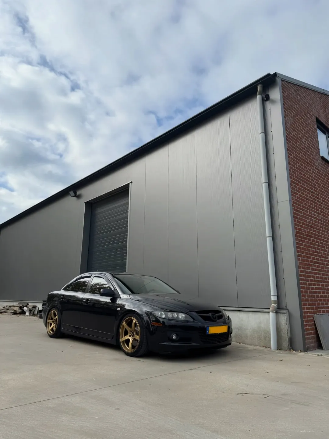Zwarte Mazda 6 op goudkleurige velgen bij VRS Performance in Hulst