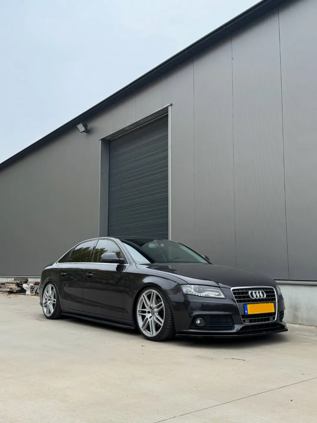 Verlaagde donkergrijze Audi A4 bij VRS Performance in Hulst